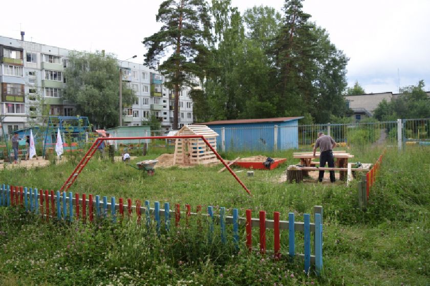 В Сосенском стараниями местных жителей появилась новая детская площадка