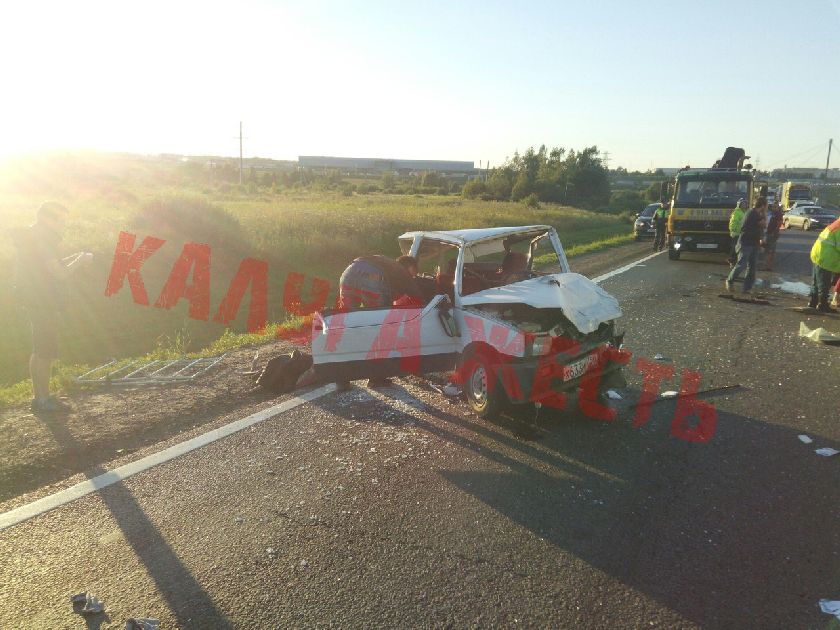 На Киевской трассе в аварии сплющило "Оку"