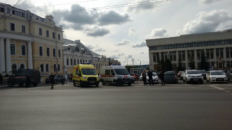 В Калуге проходит массовая эвакуация людей из общественных зданий. Фоторепортаж