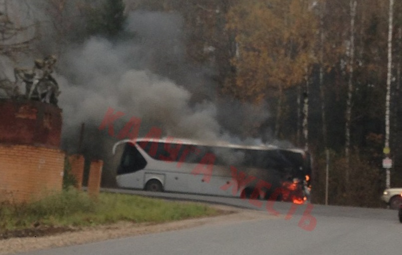 горящищий автобус