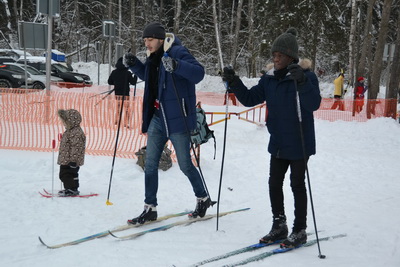 студенты на лыжах