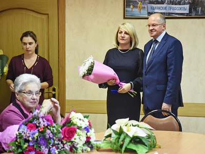 Аникеев награждает учителей
