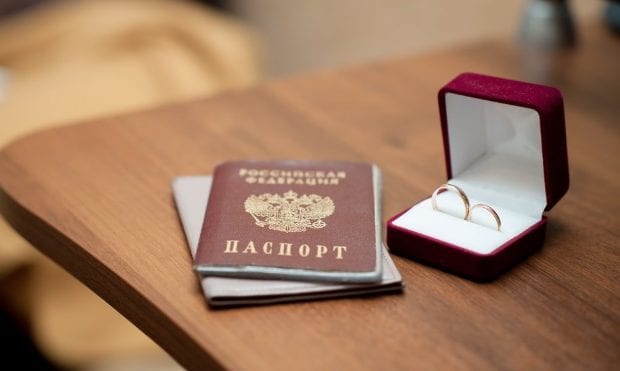 Обручальные кольца и паспорт