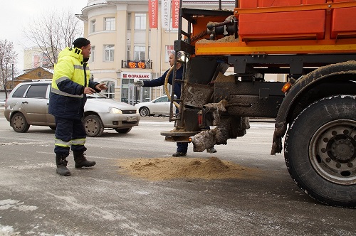 Первый снегопад: на улицы Калуги высыпали 250 тонн песко-соляной смеси