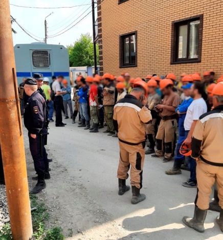 На стройке Дворца спорта в Калуге выявили 12 нелегальных рабочих