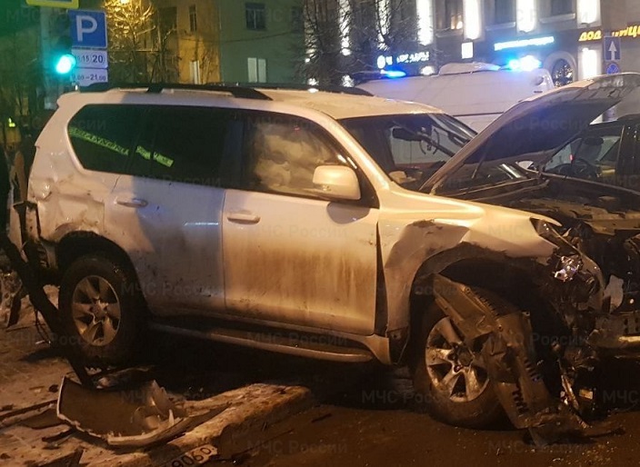 В Калуге две иномарки вылетели на тротуар после ДТП на улице Кирова