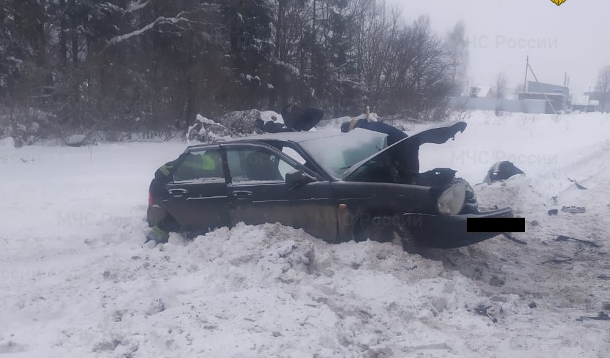 Несколько человек пострадало при столкновении трёх автомобилей на трассе в Калужской области