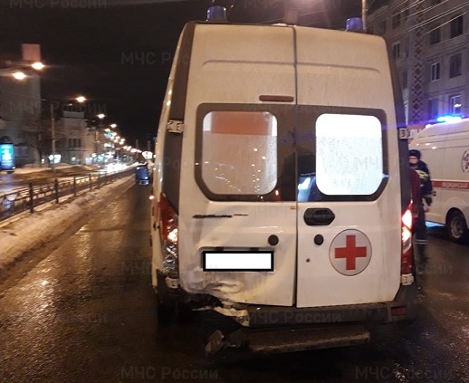 Два человека пострадали при столкновении иномарки и кареты скорой помощи в Калуге