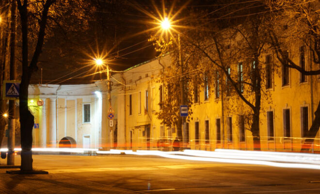 В Калуге реконструируют освещение на центральных улицах города