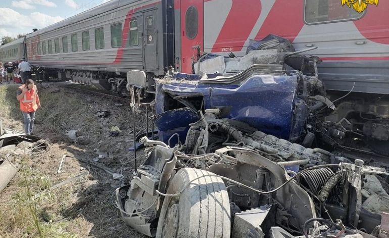 В Калужской области столкнулись грузовик и пассажирский поезд