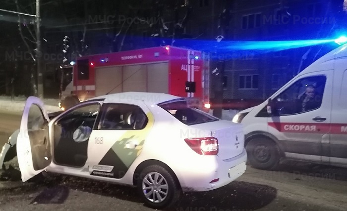 Ночью в Калуге автомобиль такси врезался в опору освещения
