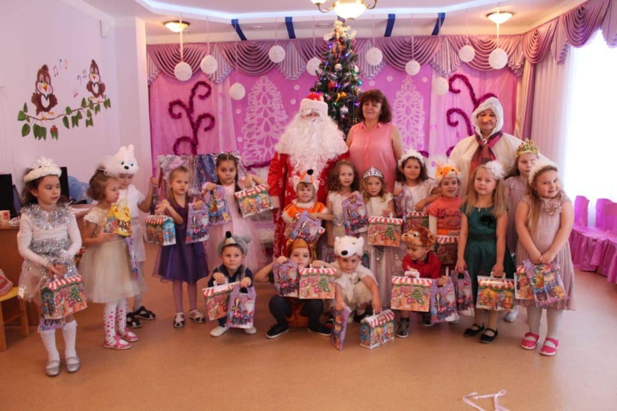 Депутат области Дмитриков передал в детские сады региона свыше двух с половиной тысяч подарков!