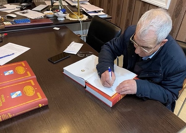 Депутат Михаил Дмитриков помог калужской энциклопедии попасть в библиотеки