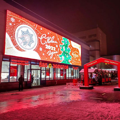Улицы Калуги украсили новогодними постерами