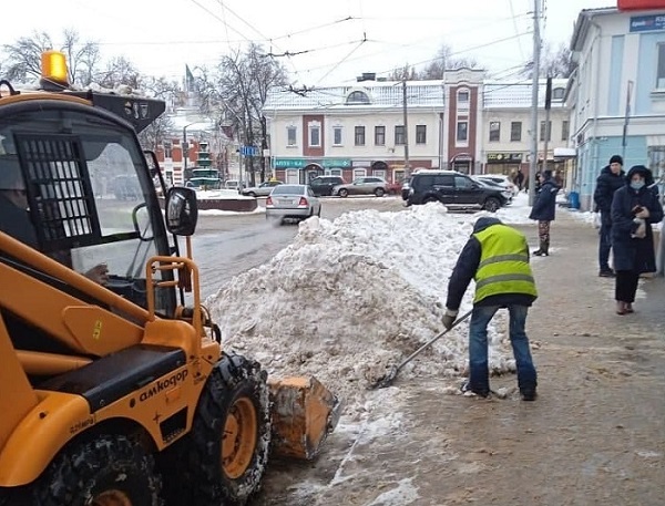В Калуге с утра 85 работников коммунальной службы очищают тротуары от снега