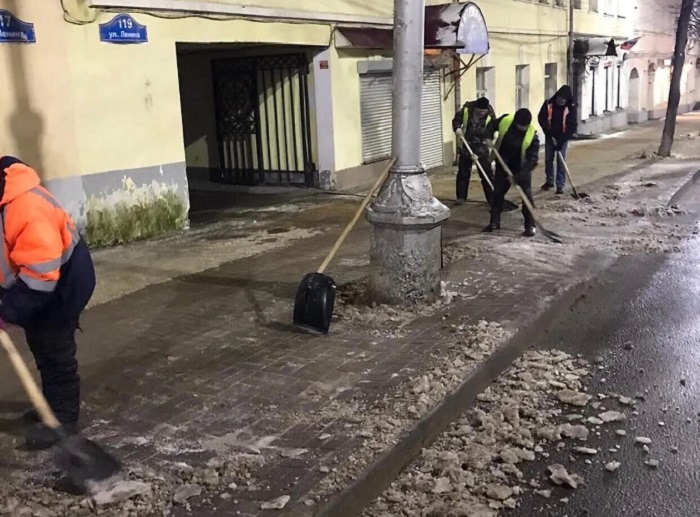 Денисов поручил коммунальщикам оперативно очистить тротуары от наледи