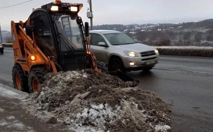 Денисов поручил коммунальщикам оперативно очистить тротуары от наледи
