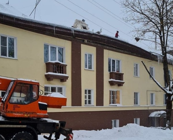 На улице Линейной в Калуге обрушилась крыша дома под тяжестью снега