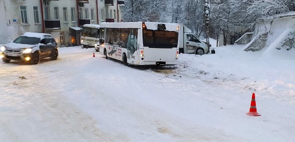 В Боровске пассажирский автобус врезался в газель