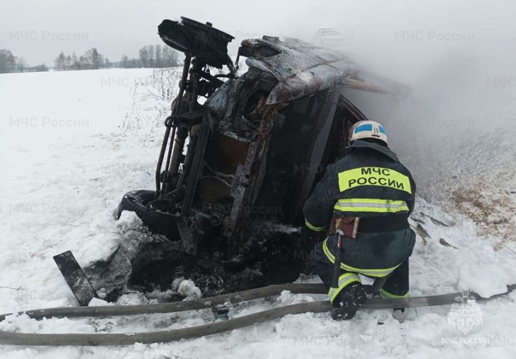 В Калужской области «УАЗ Патриот» вылетел в кювет и загорелся