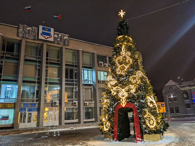 Новогодний фоторепортаж: в Калуге засияли огни на новогодних ёлках