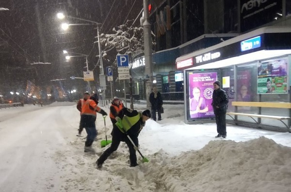 Денисов просит УК обеспечить расчистку территорий от снежных завалов