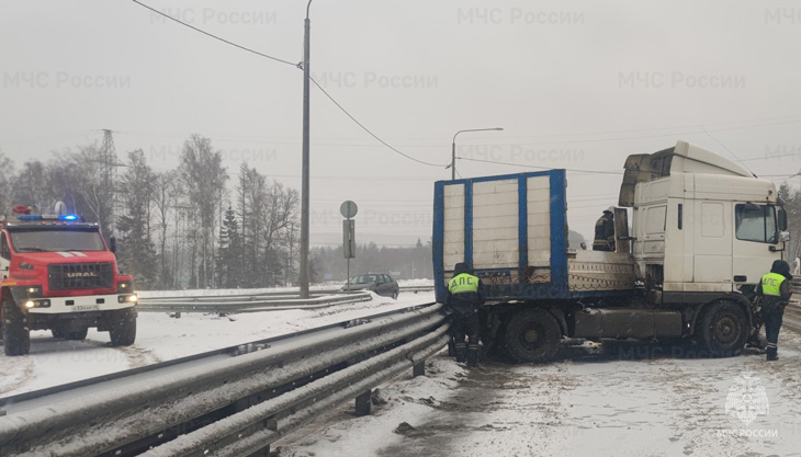 В Калужской области фура врезалась в отбойник, водитель погиб