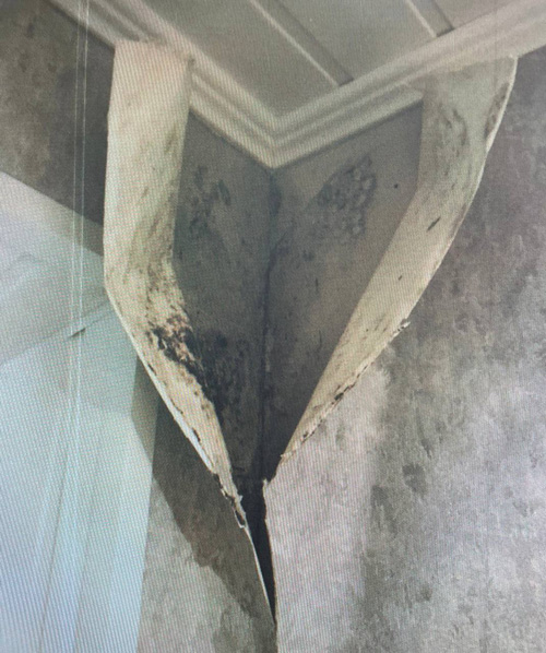 Прокуратура потребовала починить протекающую крышу дома в Кирове