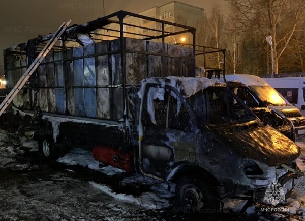 Ночью в Калуге на парковке сгорели два грузовика