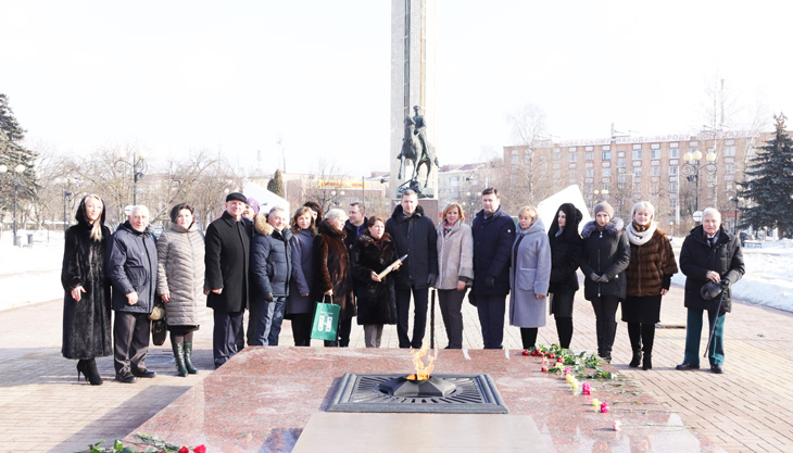 Делегации ЛНР передали капсулу с землей с мемориала «Безымянная высота»