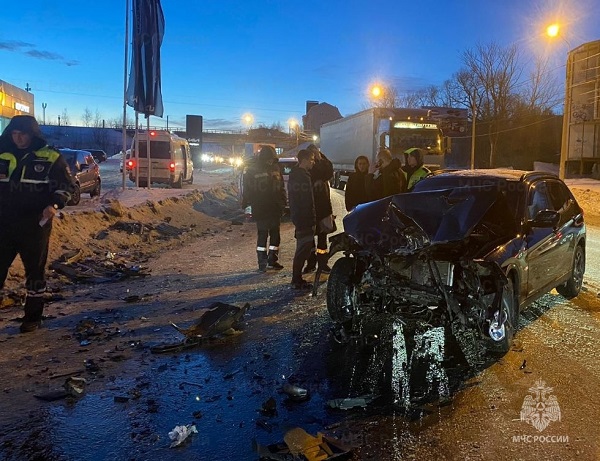 В Калуге при столкновении двух иномарок пострадал водитель «БМВ»