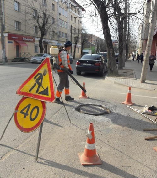 В Калуге подрядчики исправляют дефекты на ранее отремонтированных дорогах