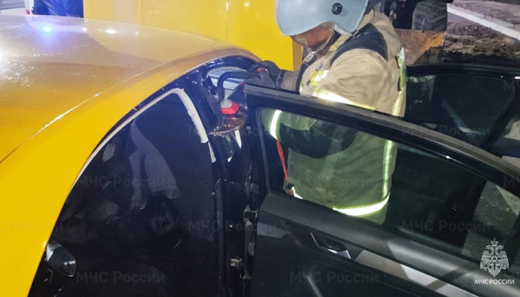Две пассажирки «Фольксвагена» пострадали в ДТП с трактором в Калуге