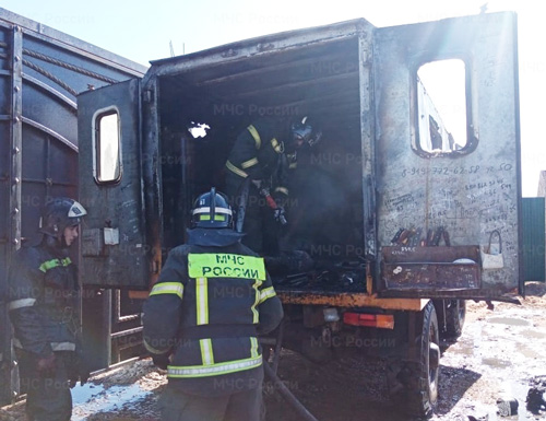 В Жуковском районе 8 пожарных тушили загоревшийся грузовик