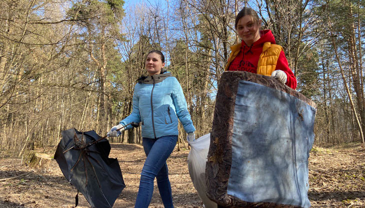 Из Комсомольской рощи в Калуге вывезли более 100 мешков мусора