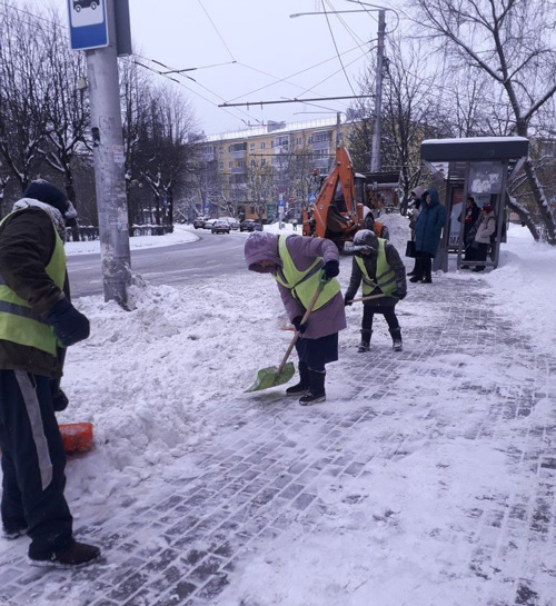 Ночью улицы Калуги от снега чистили 65 уборочных машин